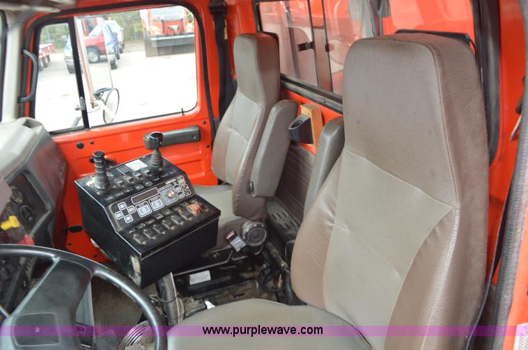 image for item L6391 1999 International 4900 dump truck