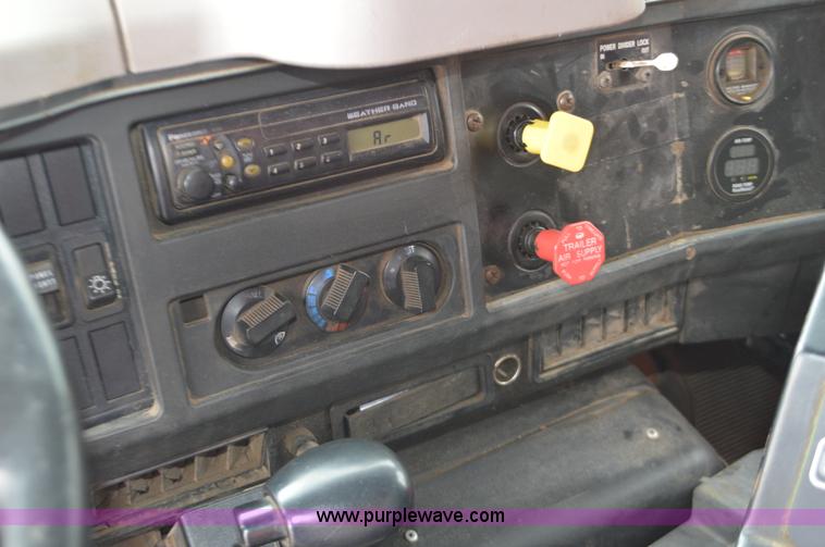 image for item L6391 1999 International 4900 dump truck