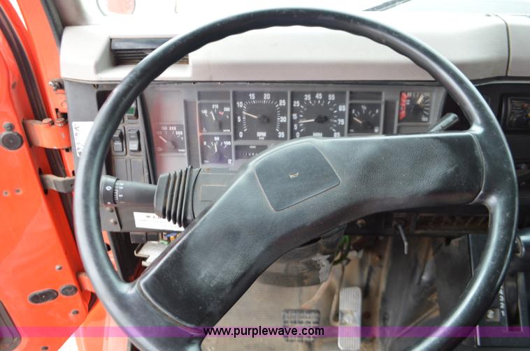 image for item L6391 1999 International 4900 dump truck