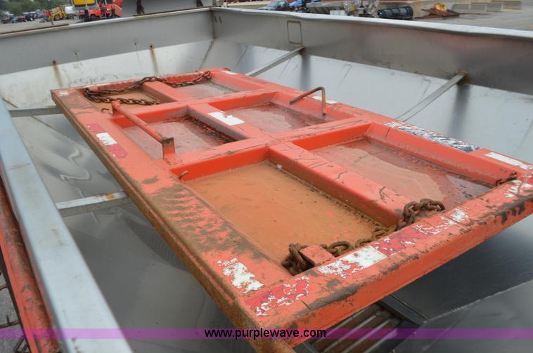 image for item L6391 1999 International 4900 dump truck