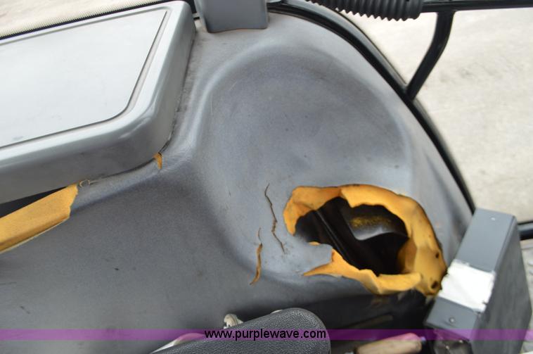 image for item L6395 1998 Ford New Holland 6640SL tractor