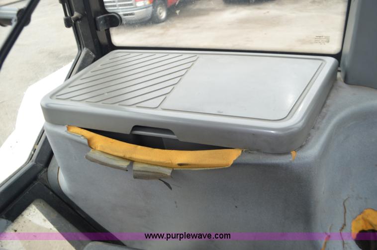 image for item L6395 1998 Ford New Holland 6640SL tractor