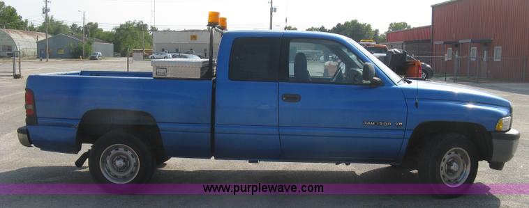 image for item L6398 2001 Dodge Ram 1500 Club Cab pickup truck