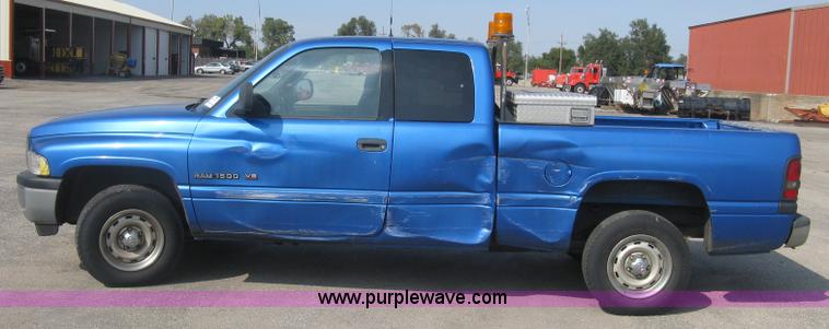 image for item L6398 2001 Dodge Ram 1500 Club Cab pickup truck