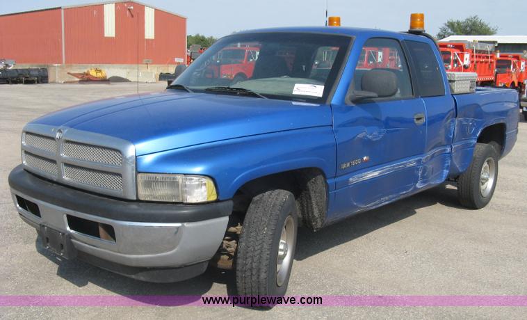 image for item L6398 2001 Dodge Ram 1500 Club Cab pickup truck