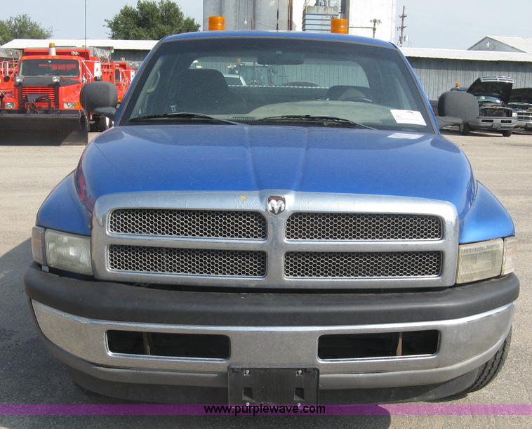 image for item L6398 2001 Dodge Ram 1500 Club Cab pickup truck
