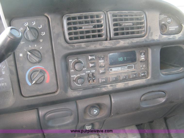 image for item L6398 2001 Dodge Ram 1500 Club Cab pickup truck