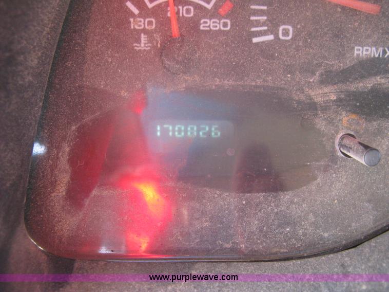 image for item L6398 2001 Dodge Ram 1500 Club Cab pickup truck