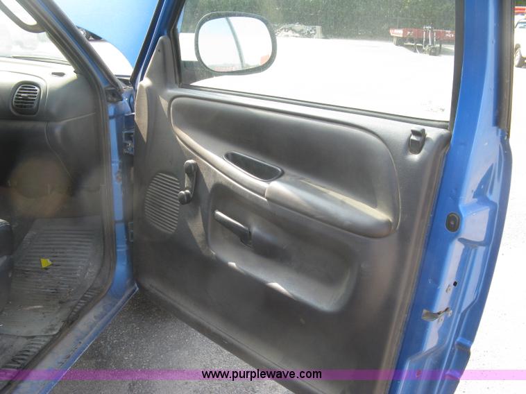 image for item L6398 2001 Dodge Ram 1500 Club Cab pickup truck