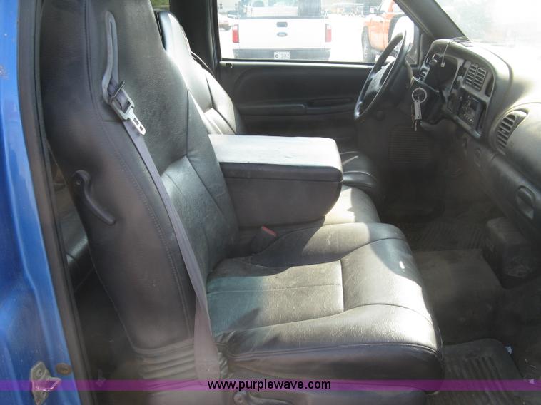 image for item L6398 2001 Dodge Ram 1500 Club Cab pickup truck