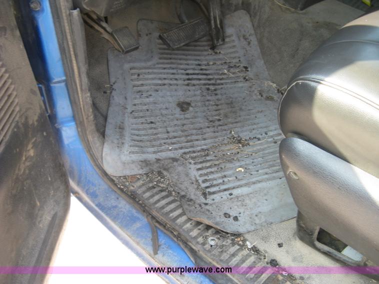 image for item L6398 2001 Dodge Ram 1500 Club Cab pickup truck