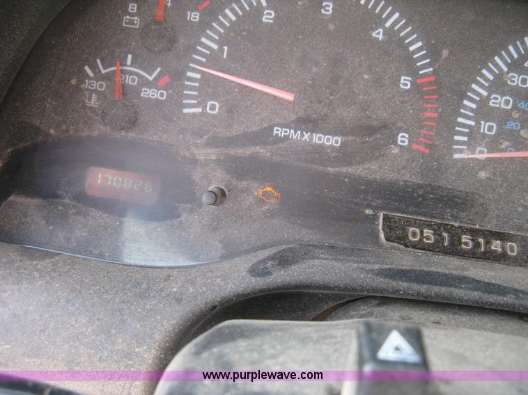 image for item L6398 2001 Dodge Ram 1500 Club Cab pickup truck