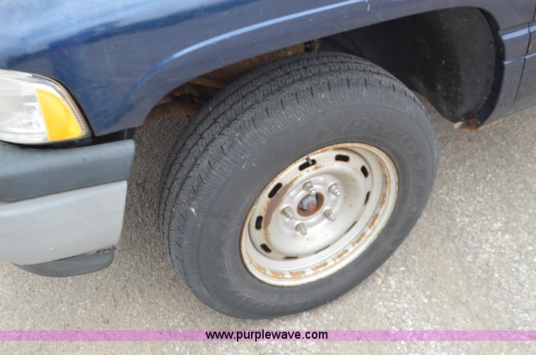 image for item L6399 2001 Dodge Ram 1500 pickup truck
