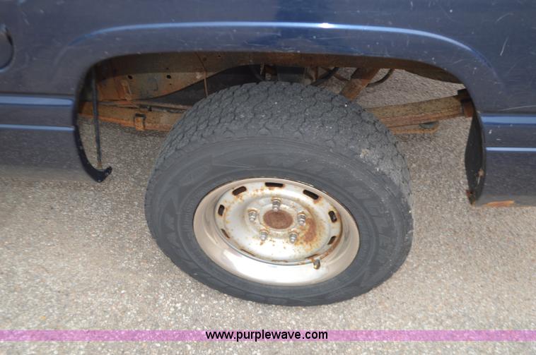 image for item L6399 2001 Dodge Ram 1500 pickup truck