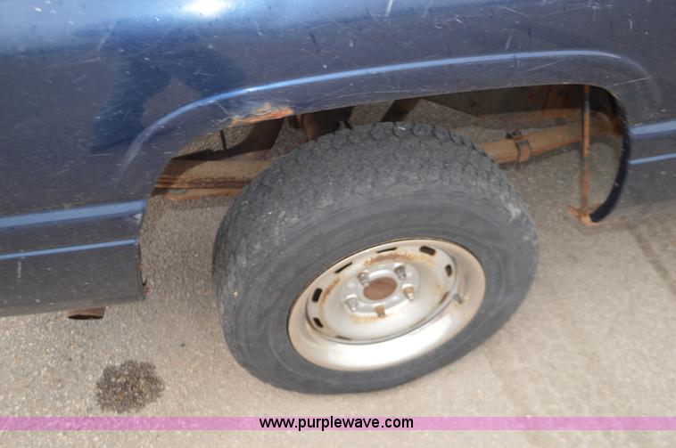 image for item L6399 2001 Dodge Ram 1500 pickup truck