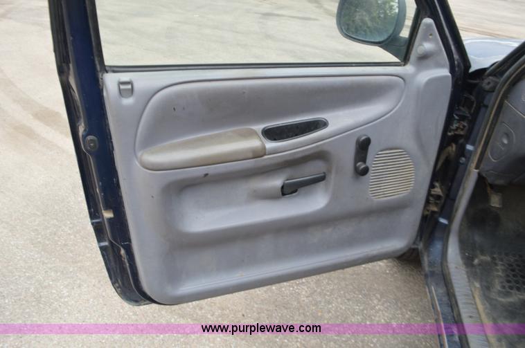 image for item L6399 2001 Dodge Ram 1500 pickup truck