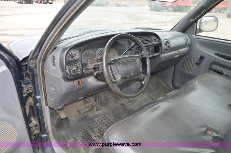 image for item L6399 2001 Dodge Ram 1500 pickup truck