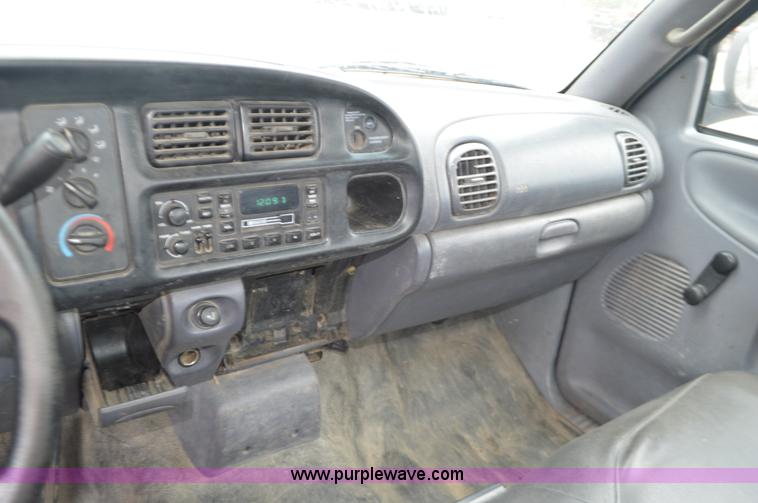 image for item L6399 2001 Dodge Ram 1500 pickup truck