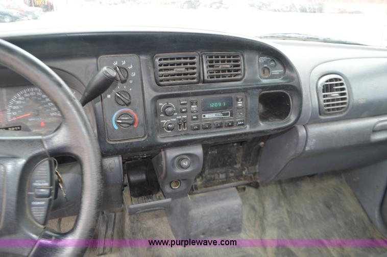 image for item L6399 2001 Dodge Ram 1500 pickup truck