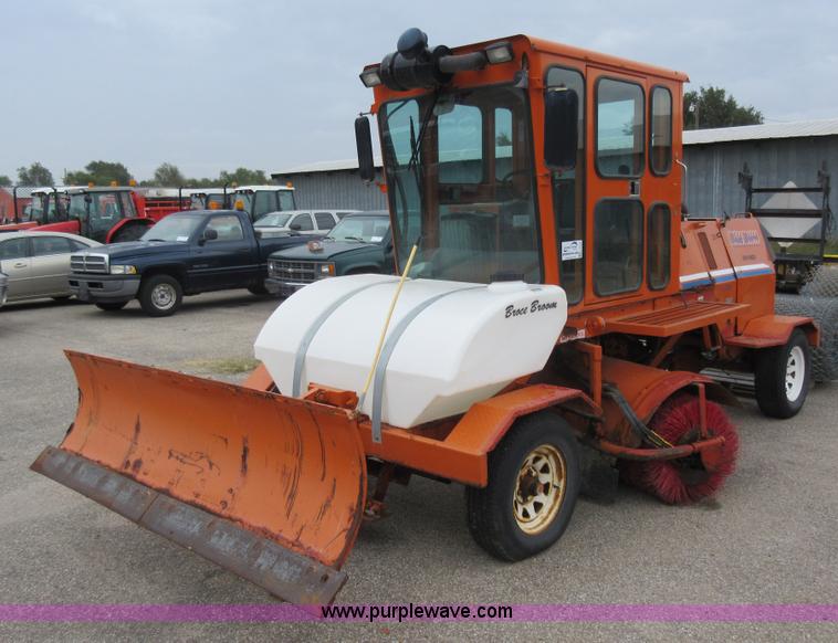 image for item L6405 2006 Broce RJ350 broom