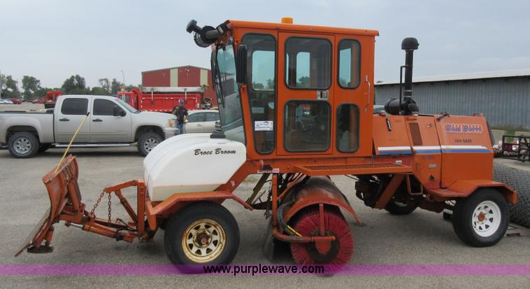 image for item L6405 2006 Broce RJ350 broom