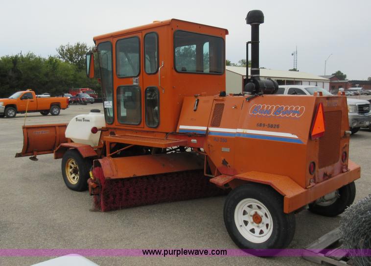 image for item L6405 2006 Broce RJ350 broom