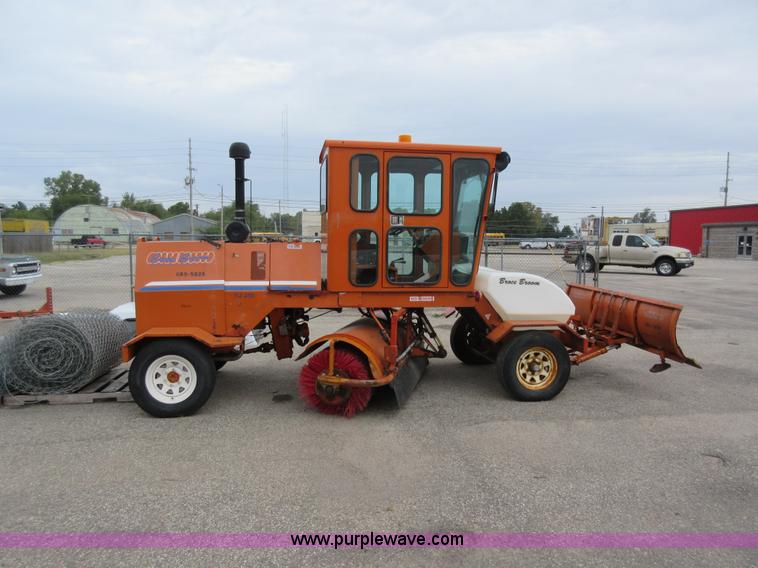 image for item L6405 2006 Broce RJ350 broom