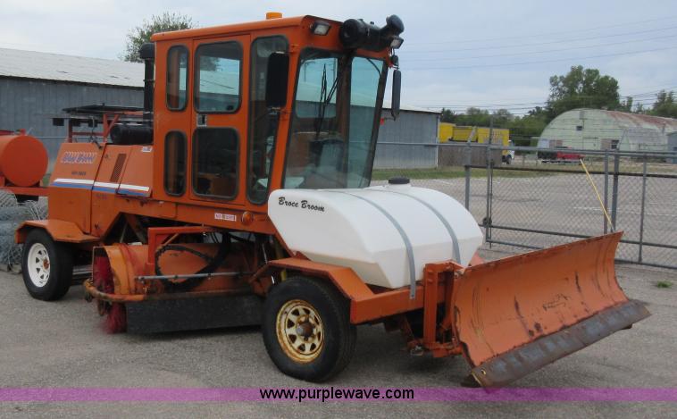 image for item L6405 2006 Broce RJ350 broom