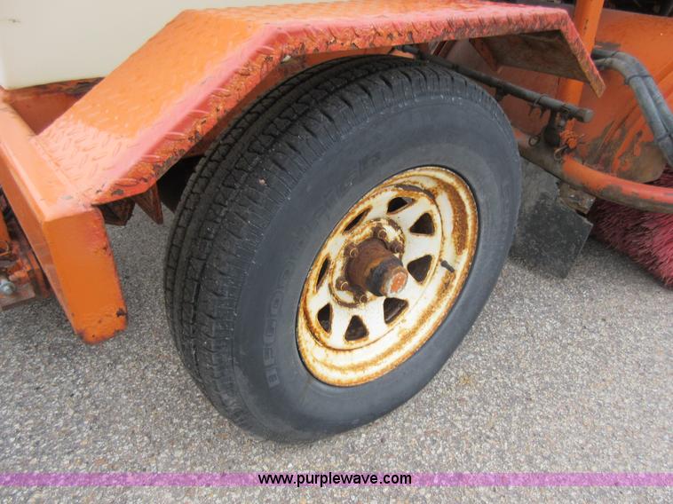 image for item L6405 2006 Broce RJ350 broom