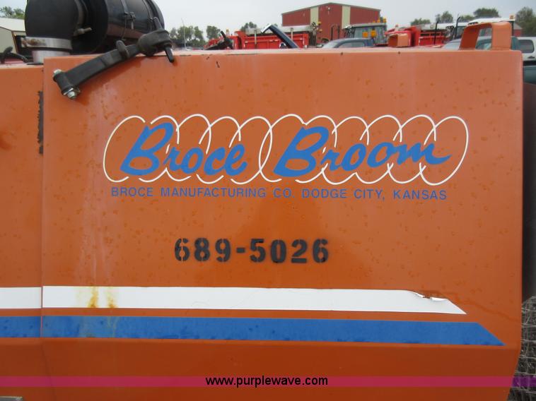 image for item L6405 2006 Broce RJ350 broom