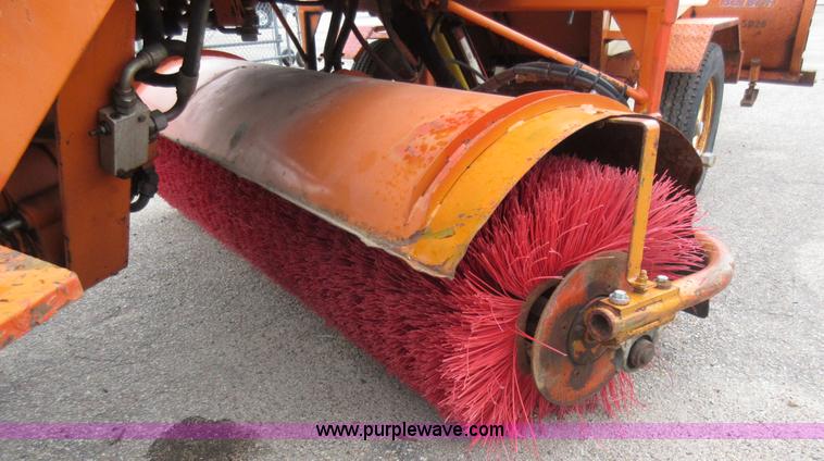 image for item L6405 2006 Broce RJ350 broom