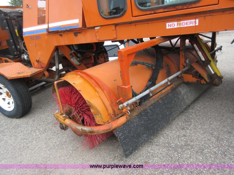 image for item L6405 2006 Broce RJ350 broom