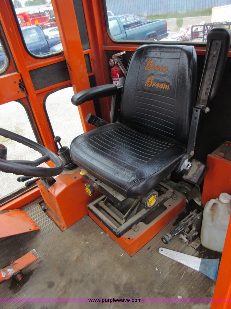 image for item L6405 2006 Broce RJ350 broom