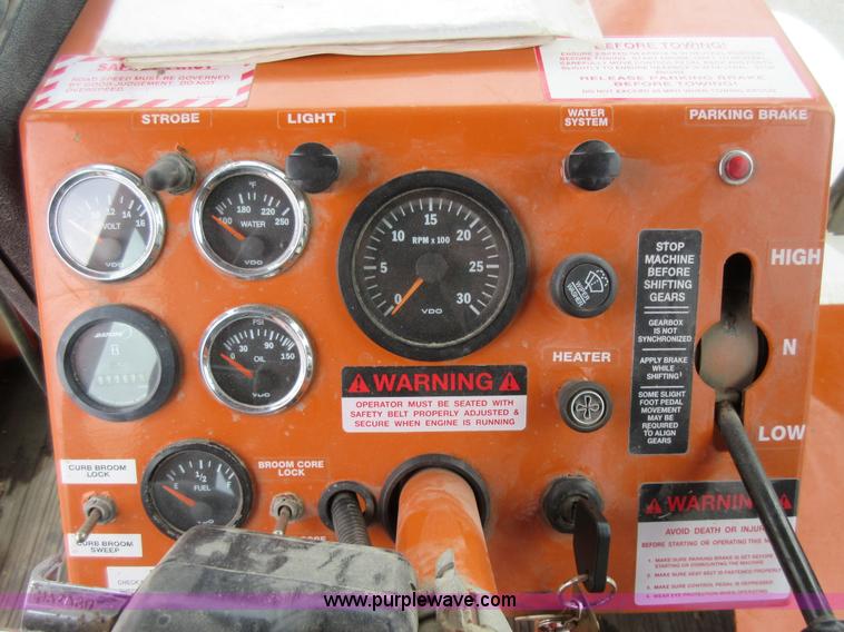 image for item L6405 2006 Broce RJ350 broom