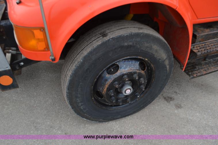 image for item L6406 1999 International 4900 dump truck