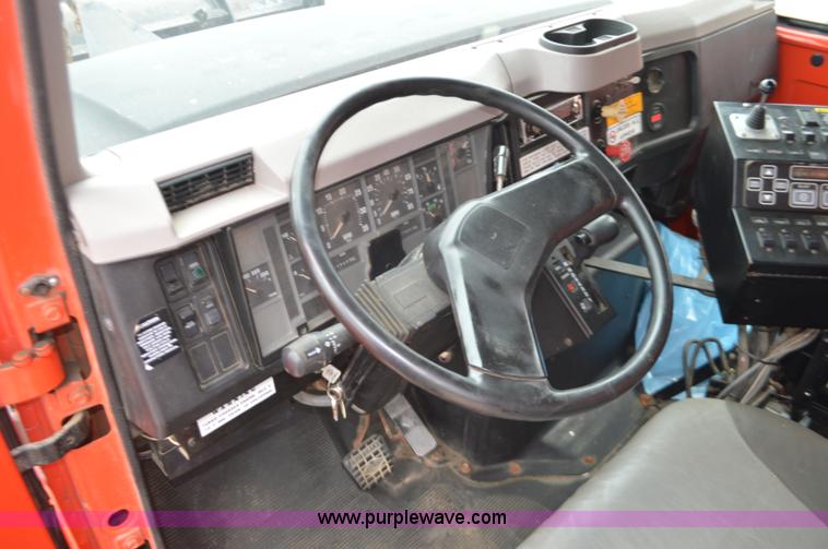 image for item L6406 1999 International 4900 dump truck