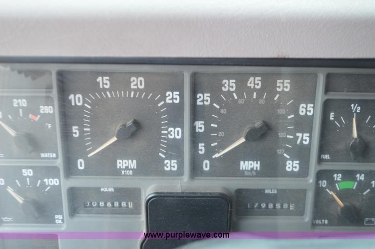 image for item L6406 1999 International 4900 dump truck