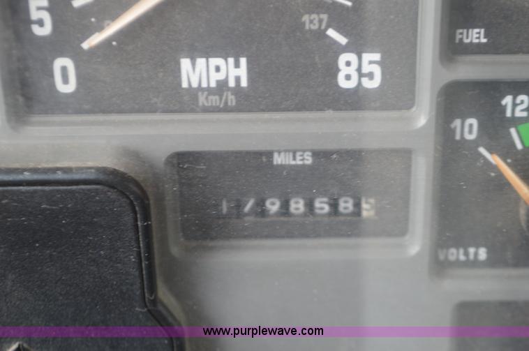 image for item L6406 1999 International 4900 dump truck