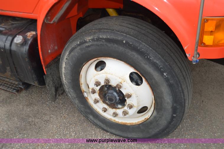 image for item L6407 1999 International 4900 dump truck