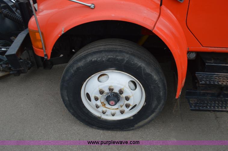 image for item L6407 1999 International 4900 dump truck