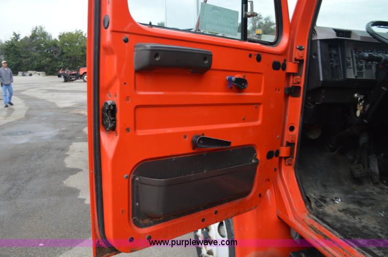 image for item L6407 1999 International 4900 dump truck