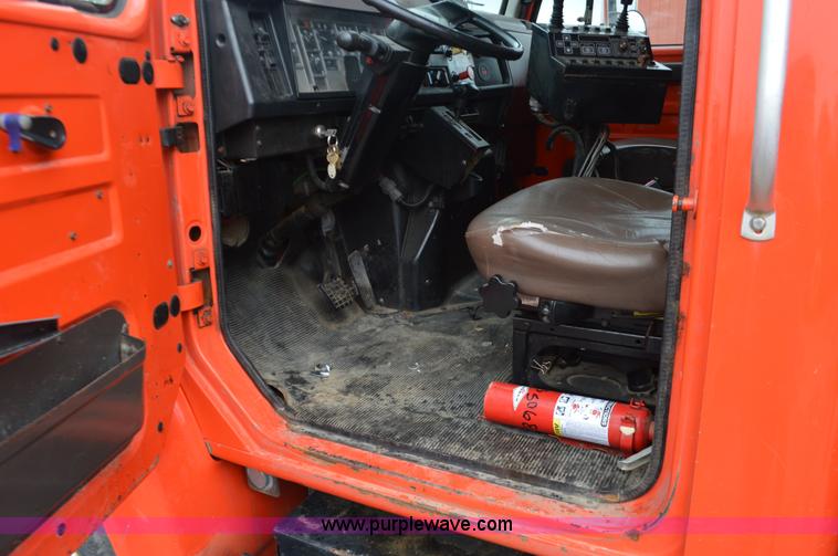 image for item L6407 1999 International 4900 dump truck