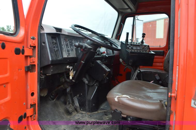 image for item L6407 1999 International 4900 dump truck