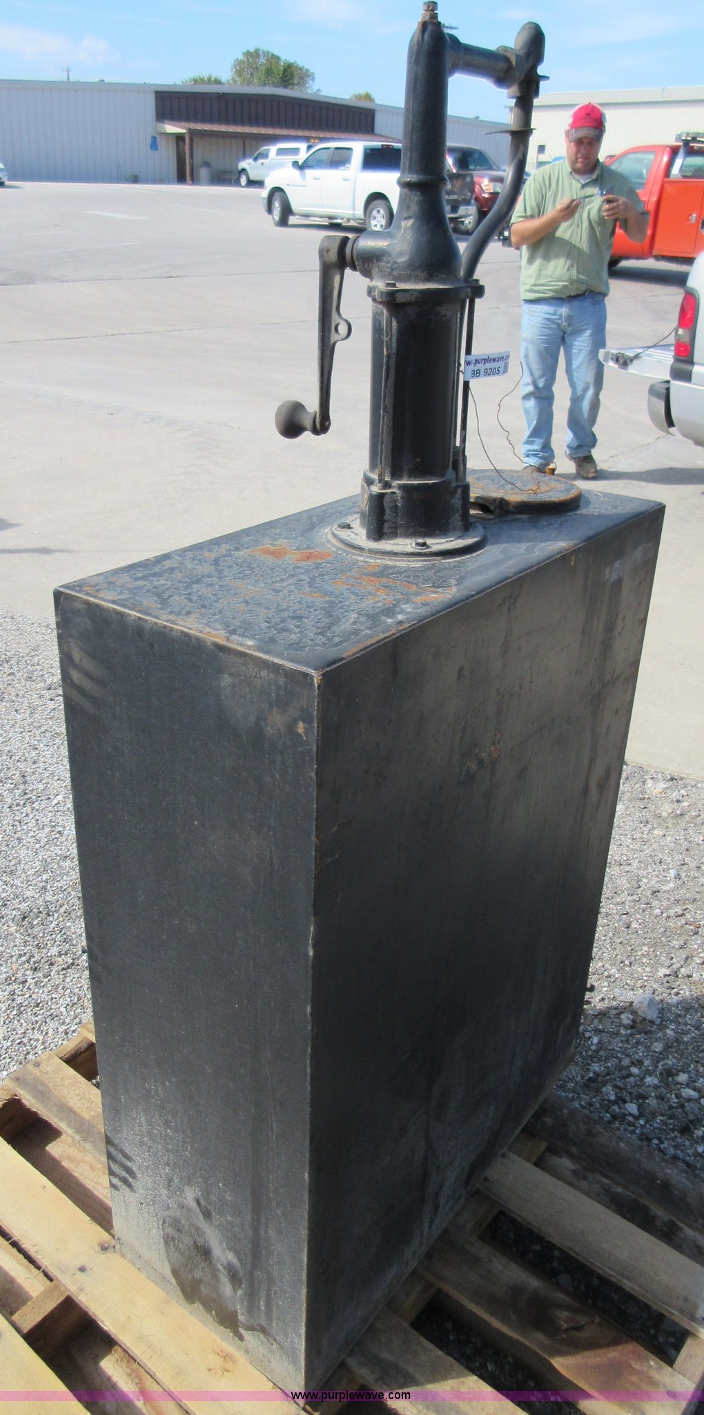 Bulk oil fluid storage tank in Chanute, KS Item BB9205 sold Purple Wave