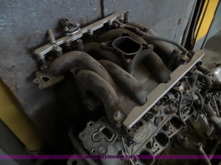 image for item BI9283 Assorted Ford engine and transmissions