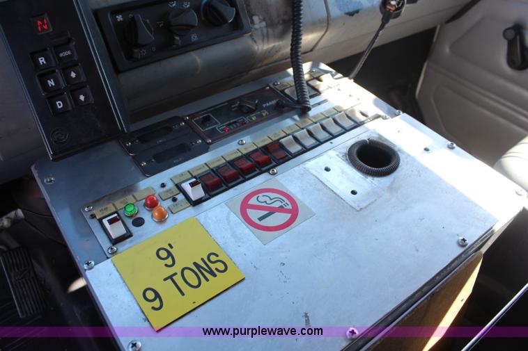 image for item I5884 2000 Freightliner FL60 ambulance