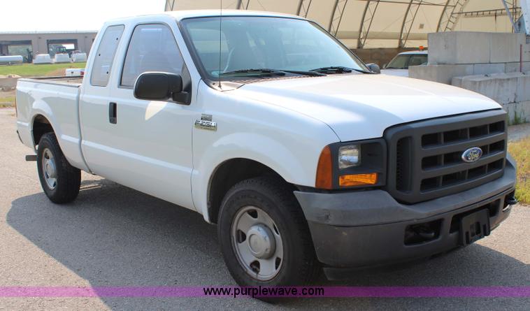 image for item J3523 2005 Ford F250 Super Duty SuperCab pickup truck