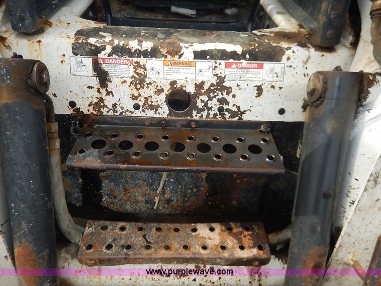 image for item J6385 2006 Bobcat S300 skid steer