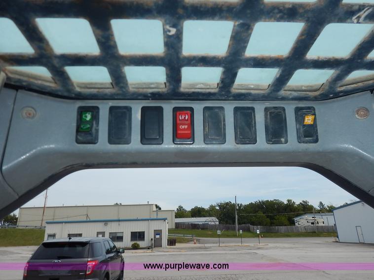 image for item J6385 2006 Bobcat S300 skid steer