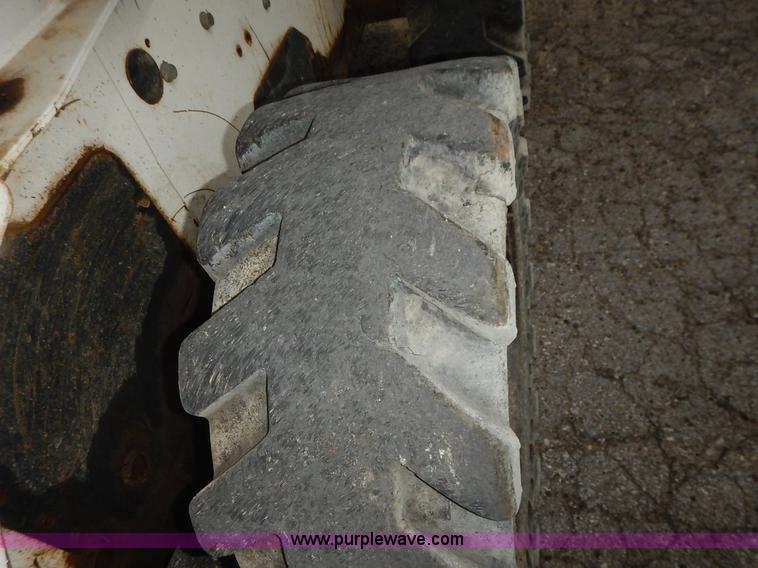 image for item J6385 2006 Bobcat S300 skid steer